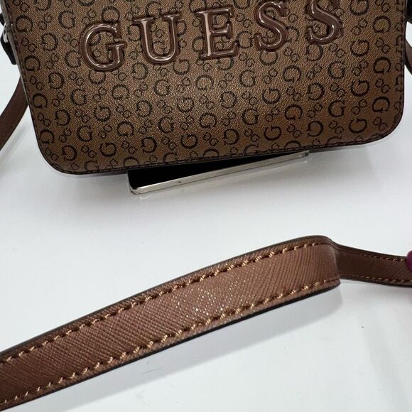 Guess Coated Canvas Signature Camera Bag Crossbody NWT - Picture 4 of 8